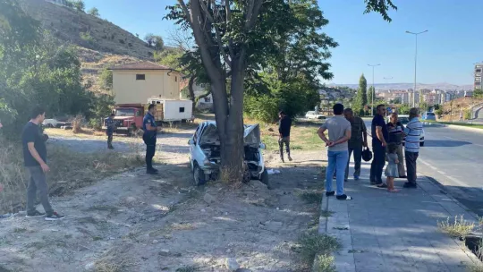 Kontrolden çıkan otomobil ağaca çarparak durabildi: 3 yaralı