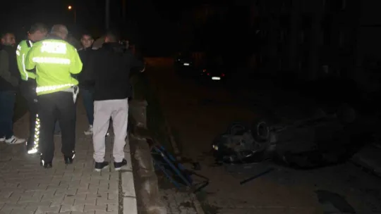 Kontrolden çıkan otomobil devrildi: 3 Yaralı