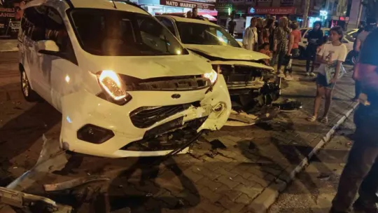 Kontrolden çıkan otomobil, park halindeki otomobillere çarpıp yan yattı