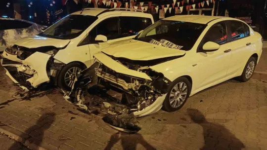 Kontrolden çıkan otomobil, park halindeki otomobillere çarpıp yan yattı
