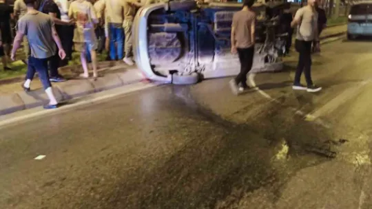 Kontrolden çıkan otomobil, park halindeki otomobillere çarpıp yan yattı