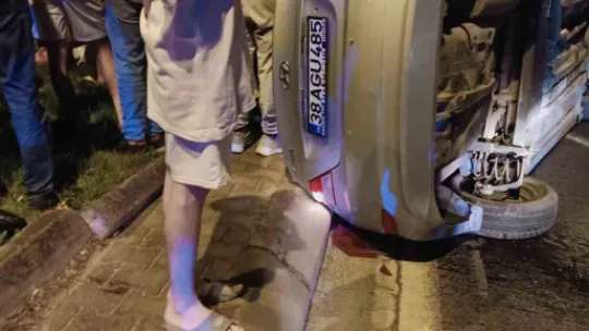 Kontrolden çıkan otomobil, park halindeki otomobillere çarpıp yan yattı