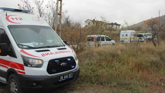 Boş arazide ağaca asılı ceset bulundu