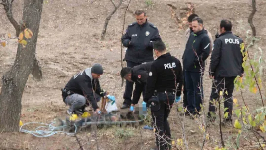 Boş arazide ağaca asılı ceset bulundu