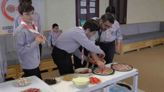 Küçük izciler pizza yapmayı öğrendi
