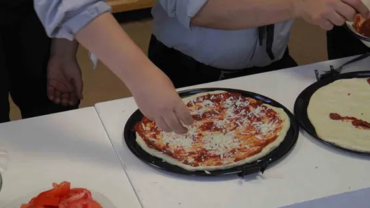 Küçük izciler pizza yapmayı öğrendi