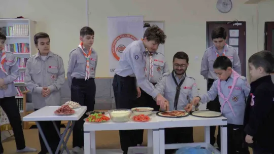 Küçük izciler pizza yapmayı öğrendi