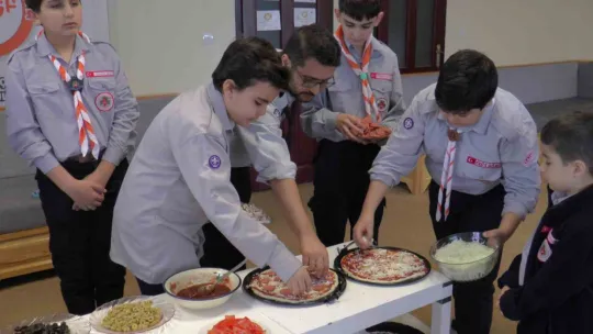 Küçük izciler pizza yapmayı öğrendi