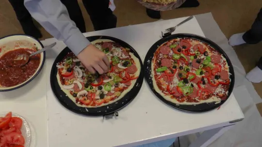 Küçük izciler pizza yapmayı öğrendi