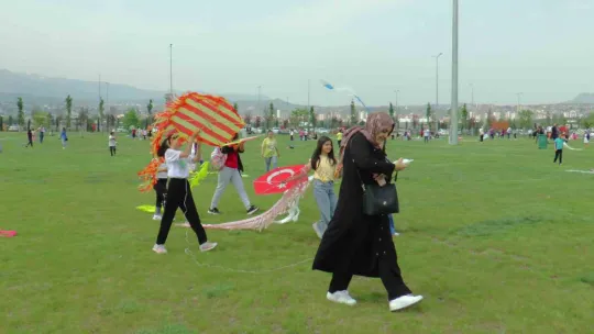 Küçük öğrenciler yaptıkları uçurtmaları gökyüzü ile buluşturdu