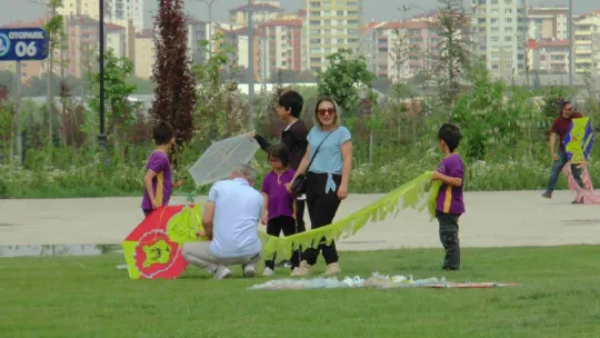 Küçük öğrenciler yaptıkları uçurtmaları gökyüzü ile buluşturdu