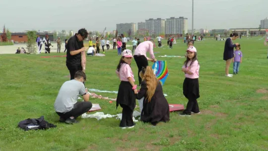 Küçük öğrenciler yaptıkları uçurtmaları gökyüzü ile buluşturdu