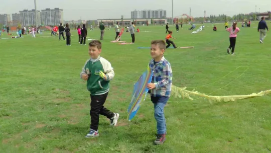 Küçük öğrenciler yaptıkları uçurtmaları gökyüzü ile buluşturdu