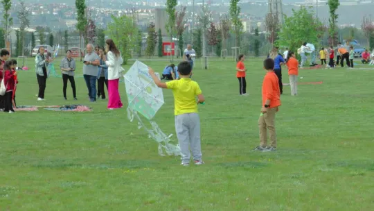 Küçük öğrenciler yaptıkları uçurtmaları gökyüzü ile buluşturdu