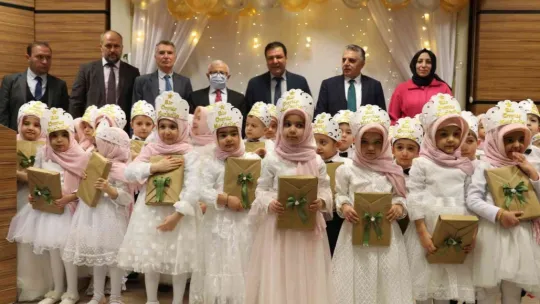 Kur'an kurslarındaki minik öğrencilerin karne heyecanı
