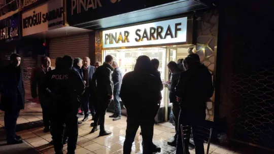Kuyumcuyu boğazından bıçakladı, bileziği çalıp kaçtı