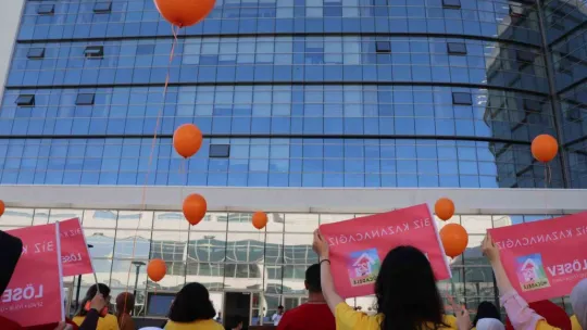 Lösemiyi atlatan çocuklardan tedavi gören arkadaşlarına sürpriz