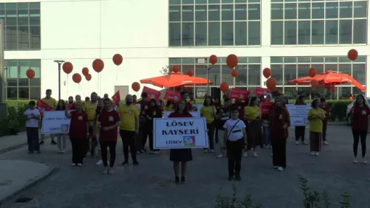 Lösemiyi atlatan çocuklardan tedavi gören arkadaşlarına sürpriz