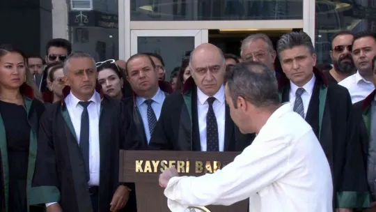 Mahkemeden çıkan şahıs, basın açıklaması yapan avukatlara tepki gösterdi