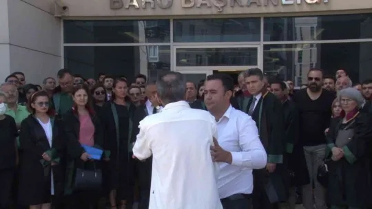 Mahkemeden çıkan şahıs, basın açıklaması yapan avukatlara tepki gösterdi