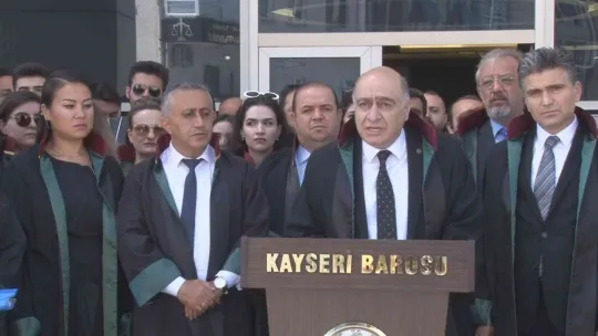 Mahkemeden çıkan şahıs, basın açıklaması yapan avukatlara tepki gösterdi