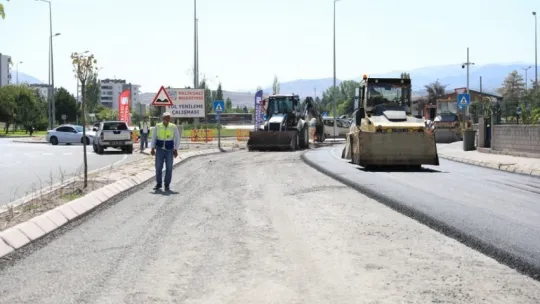 Melikgazi Belediyesi Altınoluk Mahallesi'nde asfalt çalışması yapıyor