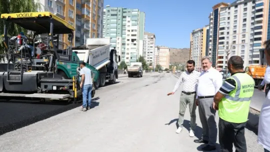 Melikgazi Belediyesi Altınoluk Mahallesi'nde asfalt çalışması yapıyor