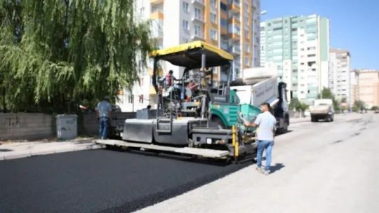 Melikgazi Belediyesi Altınoluk Mahallesi'nde asfalt çalışması yapıyor