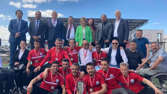 Melikgazi Belediyesi Bedensel Engelliler Futbol Takımı şampiyon oldu