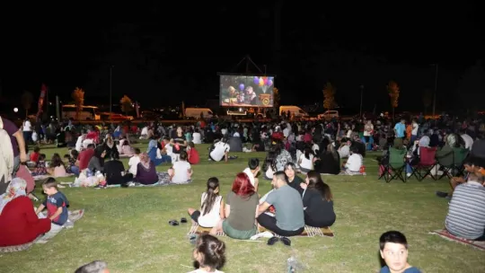 Melikgazi Belediyesi her hafta farklı filmlerle sinemaseverleri açık hava film günlerinde buluşturuyor