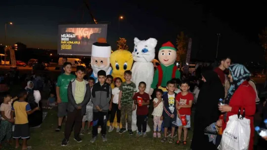 Melikgazi Belediyesi her hafta farklı filmlerle sinemaseverleri açık hava film günlerinde buluşturuyor