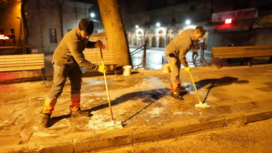 Çarşı bölgesi köpüklü sularla yıkandı