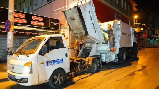 Çarşı bölgesi köpüklü sularla yıkandı
