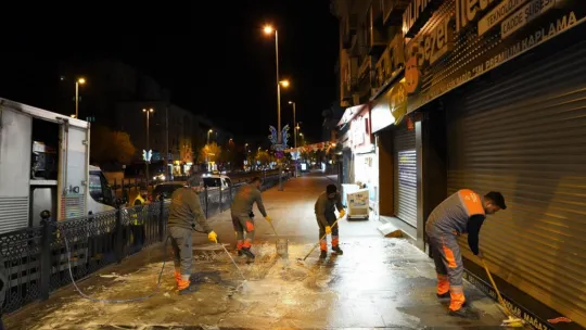 Çarşı bölgesi köpüklü sularla yıkandı