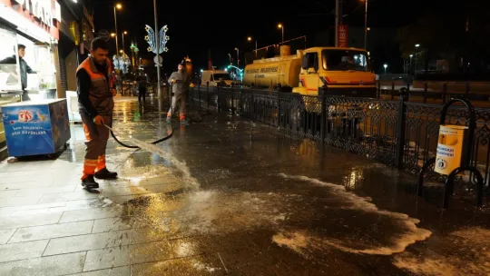 Çarşı bölgesi köpüklü sularla yıkandı