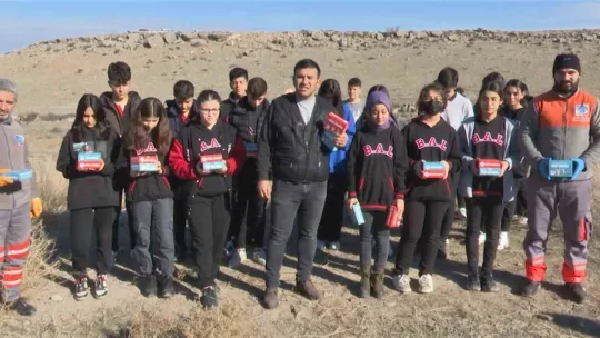Melikgazi Belediyesi ve Öğrenciler Sokak Hayvanlarına Mama Dağıttı