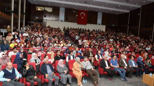 Melikgazi'de 'Hikayeleriyle Bir Ömürlük Şarkılar' programına yoğun ilgi