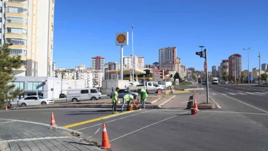 Melikgazi'de güvenli ve seri ulaşım için yol çizgileri yapılıyor