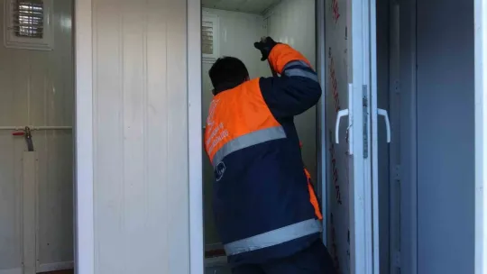 Depremzedelere mobil WC, Banyo, Mescid yardımı
