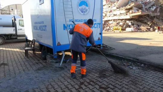 Depremzedelere mobil WC, Banyo, Mescid yardımı