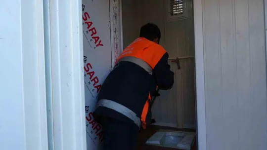 Depremzedelere mobil WC, Banyo, Mescid yardımı
