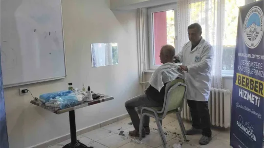 Melikgazi'den yurtlarda kalan depremzedelere berber hizmeti