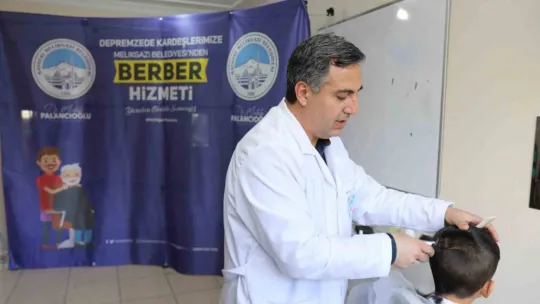 Melikgazi'den yurtlarda kalan depremzedelere berber hizmeti