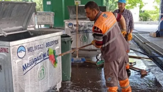 Melikgazi, kurban kesimi sonrasında pırıl pırıl temizleniyor