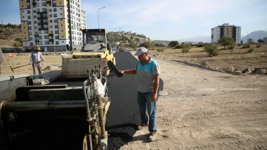 Melikgazi yeni asfalt yollar için hızla çalışıyor