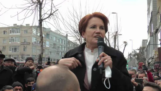Meral Akşener, Kayseri'de pastırma doğradı