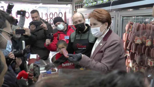 Meral Akşener, Kayseri'de pastırma doğradı