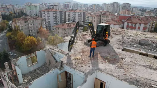 10 Katlı metruk bina yıkılıyor