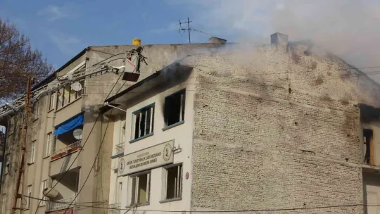 Metruk binadaki yangın 1 saatlik çalışma ile söndürüldü