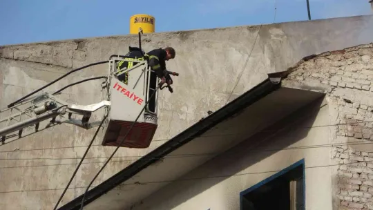 Metruk binadaki yangın 1 saatlik çalışma ile söndürüldü